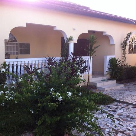 Dream Nest Hotel Brufut Luaran gambar
